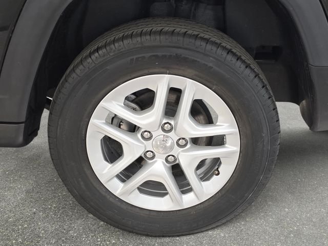 Used 2020 Diamond Black Crystal Pearlcoat Jeep Sport image 30