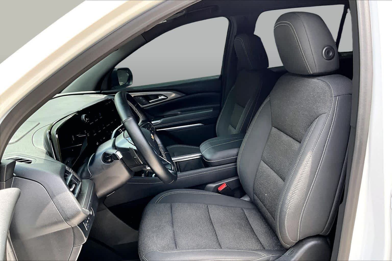 Used 2025 Summit White Chevrolet FWD LT image 8