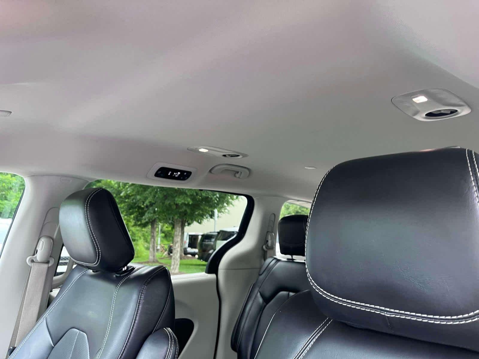 Used 2023 Blk/black Chrysler Touring L image 5