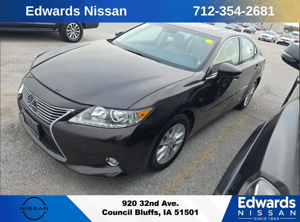 Used 2014 Red Lexus 300h image 1