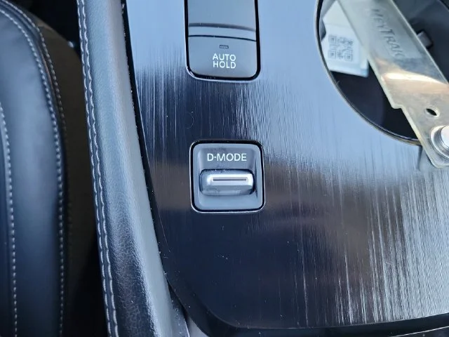 Used 2025 Red Nissan Platinum image 35