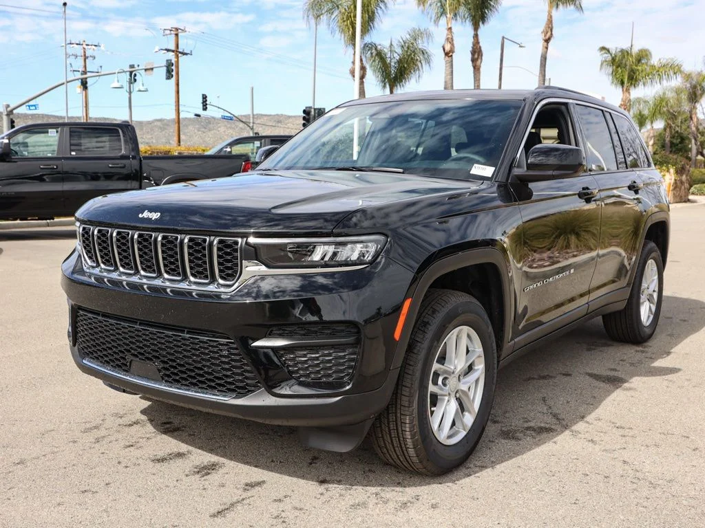 New 2026 Diamond Black Crystal Pearl-Coat Exterior Paint Jeep Laredo X image 7