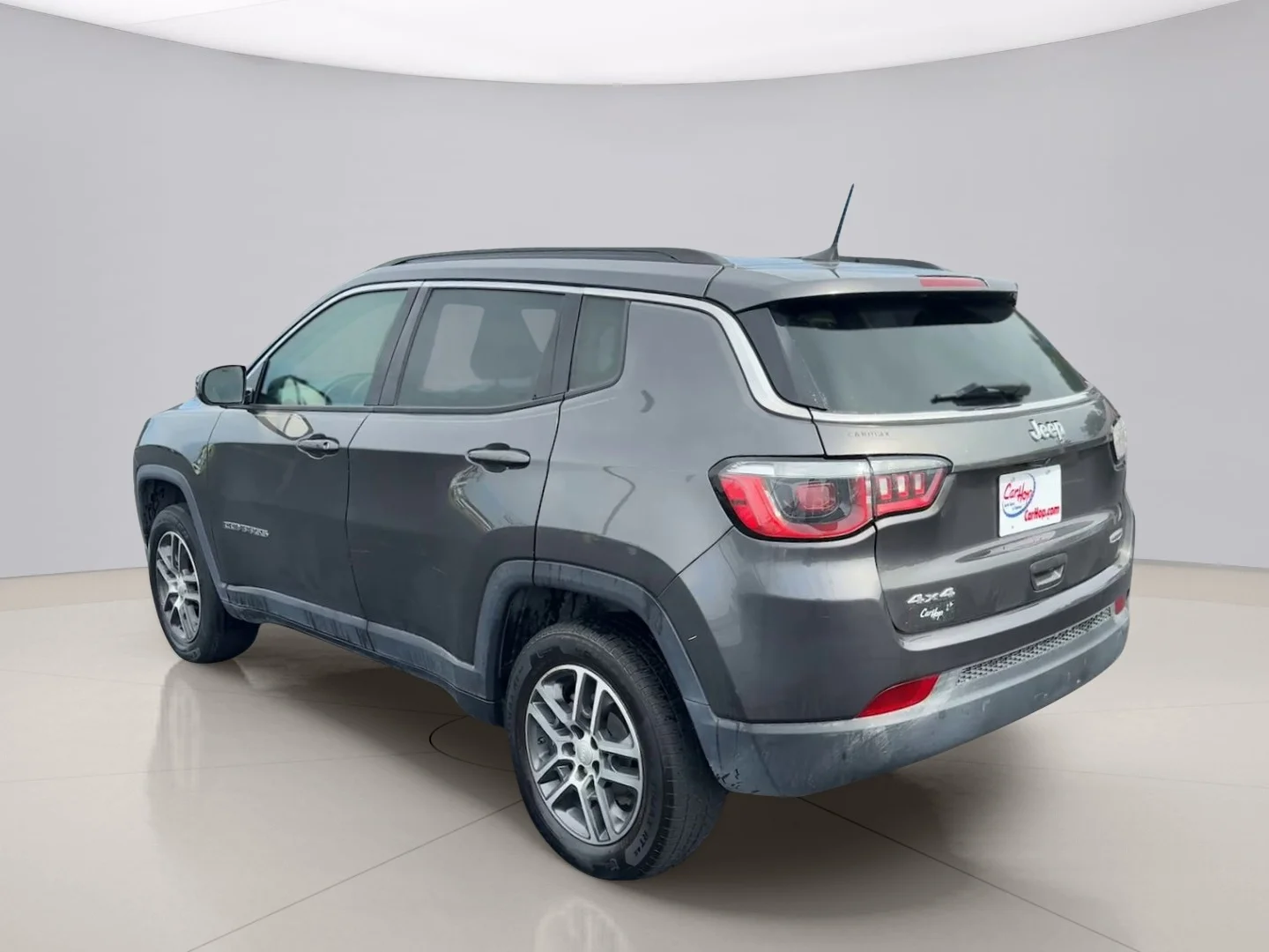 Used 2018 Gray Jeep LATITUDE image 3