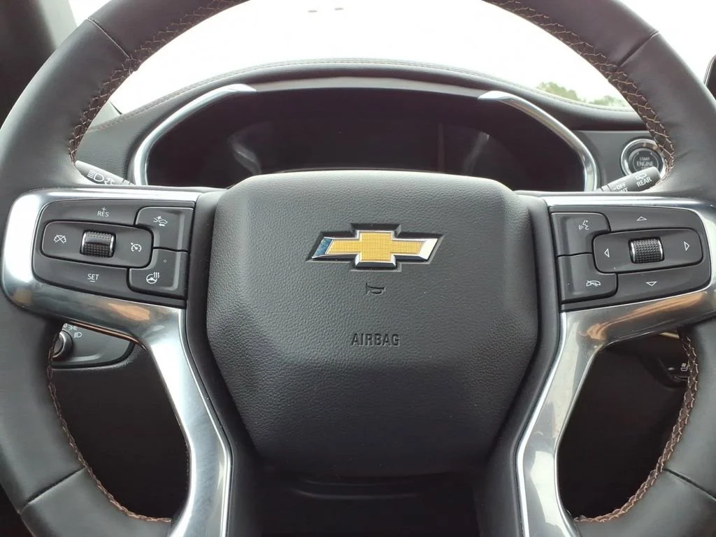 Used 2024 Iridescent Pearl Tricoat Chevrolet Premier image 25