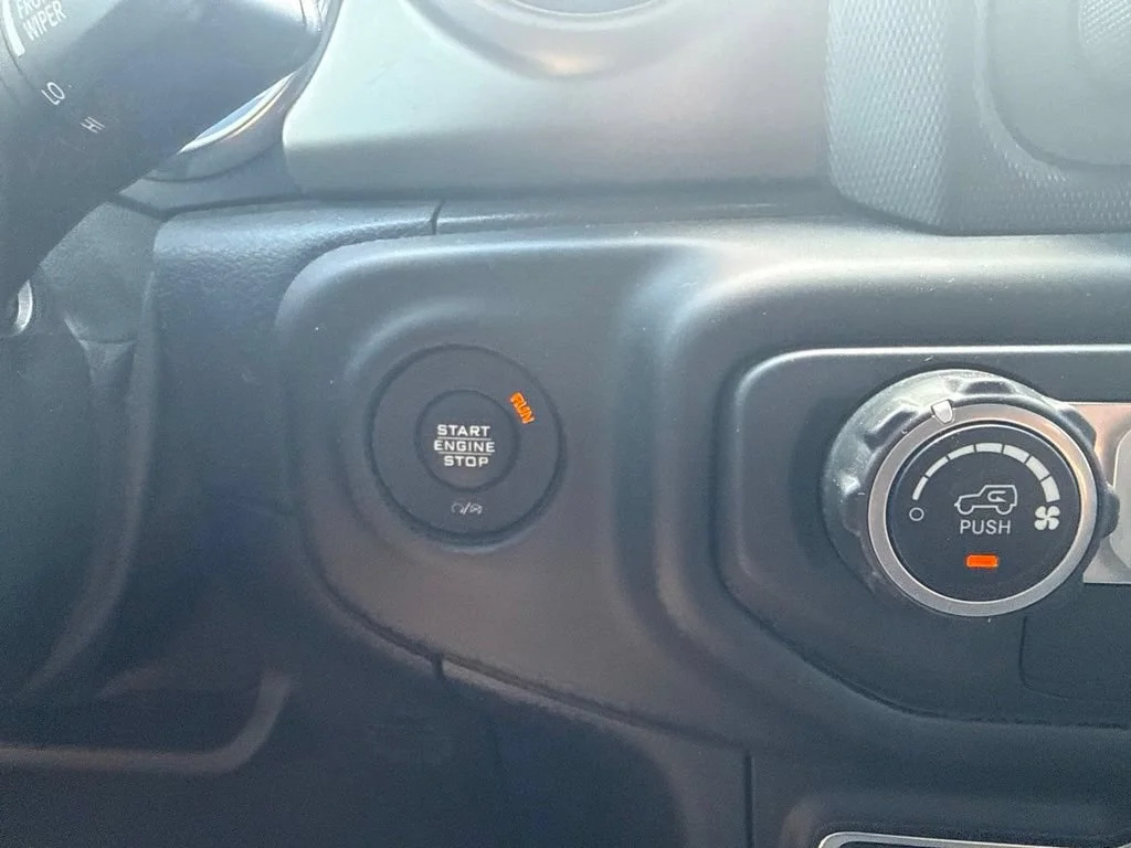 Used 2019  Jeep Sport image 18