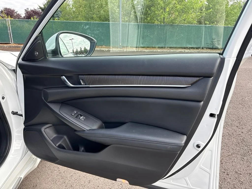Used 2018 Platinum White Pearl Honda Touring image 27