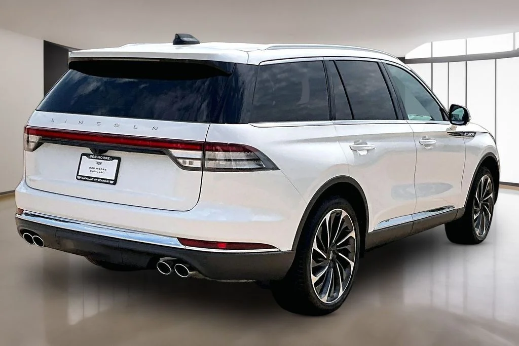 Used 2025 White Lincoln Reserve image 2