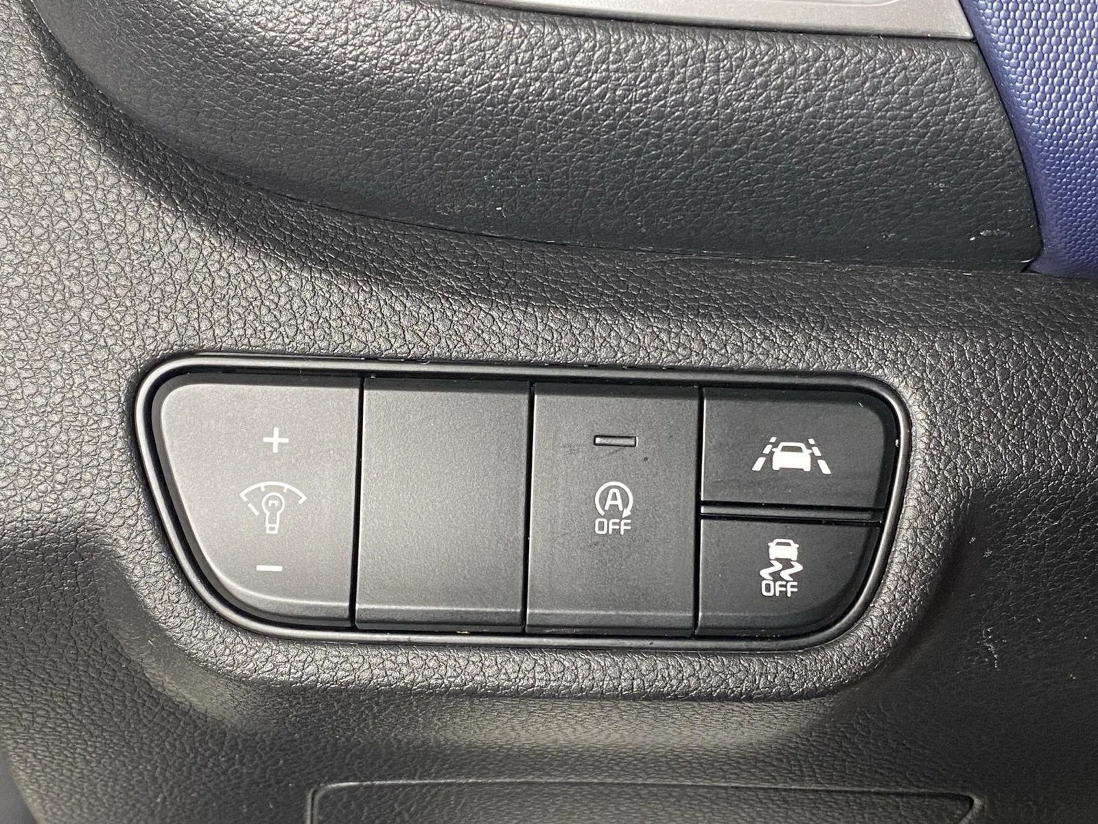 Used 2022 Clear White/Black Roof Kia S image 20