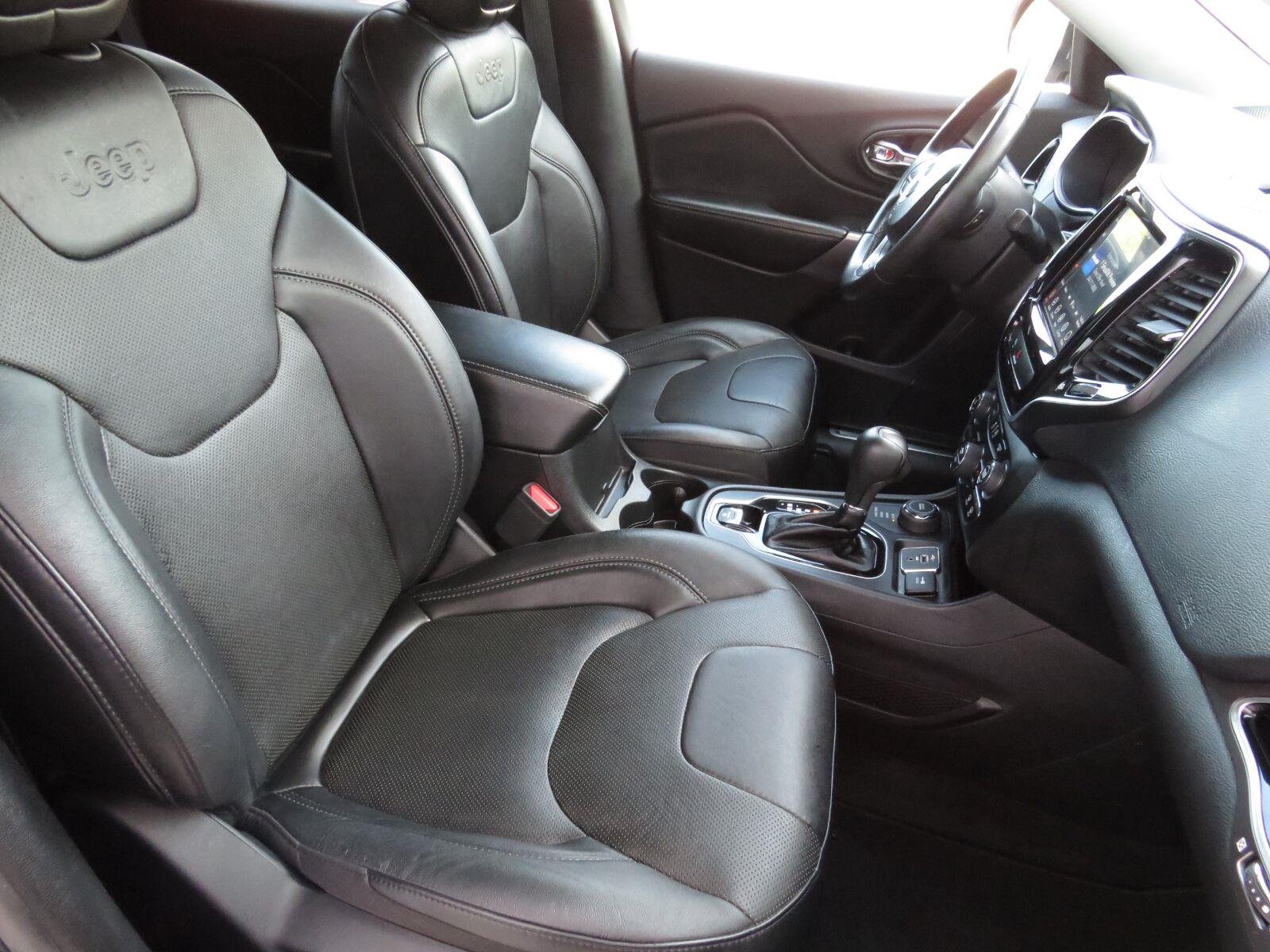 Used 2019 Diamond Black Crystal Pearlcoat Jeep Limited image 28