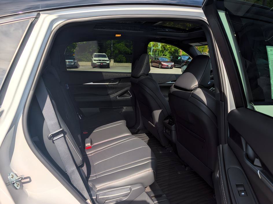 New 2027 2T RAD WHT INFINITI SPORT image 22