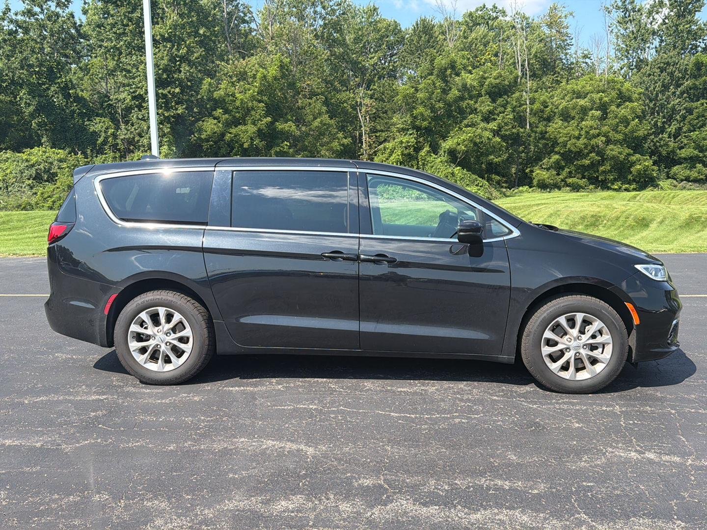 Used 2023 Brilliant Black Crystal Pearlcoat Chrysler Touring L image 4