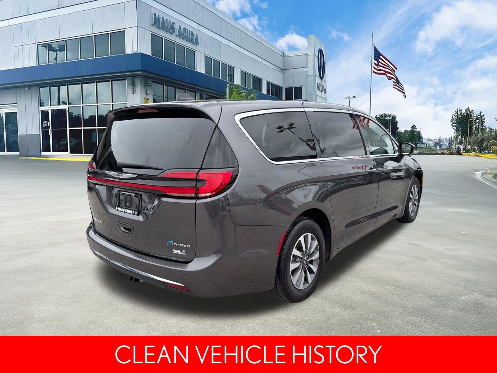 Used 2023 Crystal Metallic Chrysler Touring L image 4