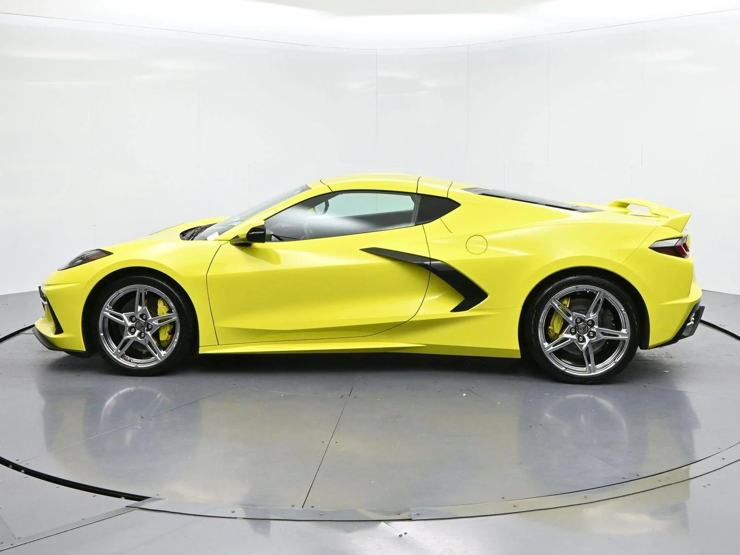 Used 2021 ACCELERATE YELLOW METALLIC Chevrolet 1LT image 4