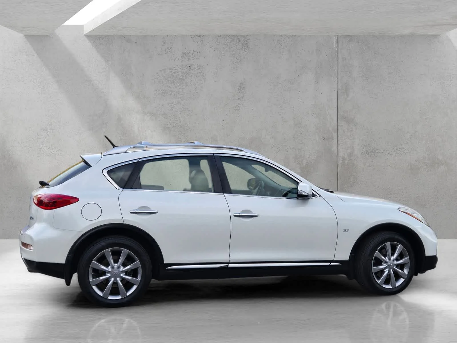 Used 2016  INFINITI  image 3