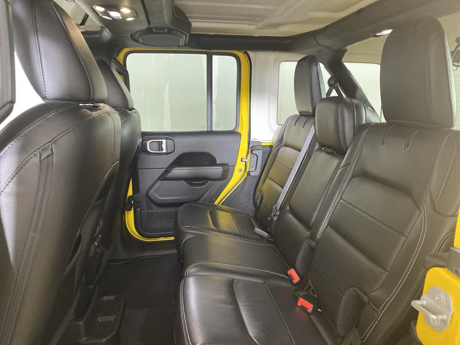 Used 2019 Hellayella Jeep Sahara image 27