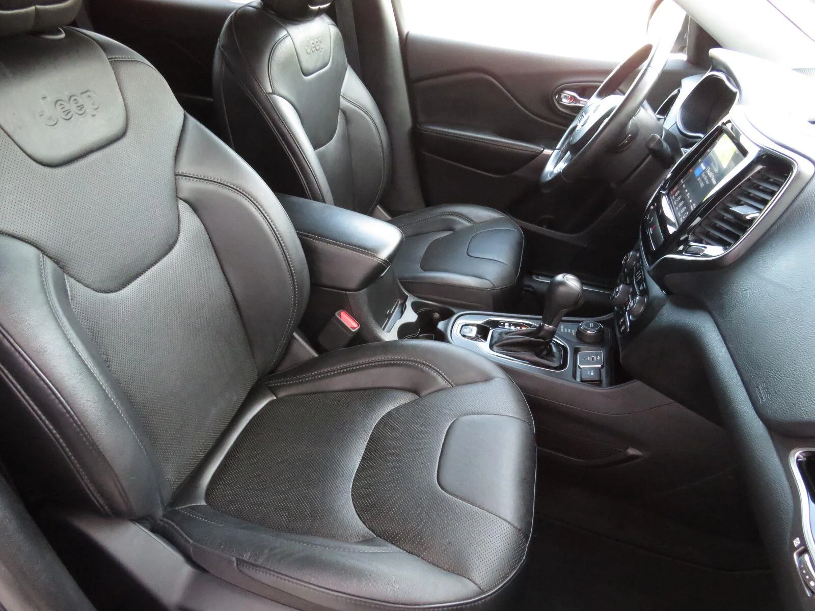 Used 2019 Diamond Black Cry Jeep Limited image 28
