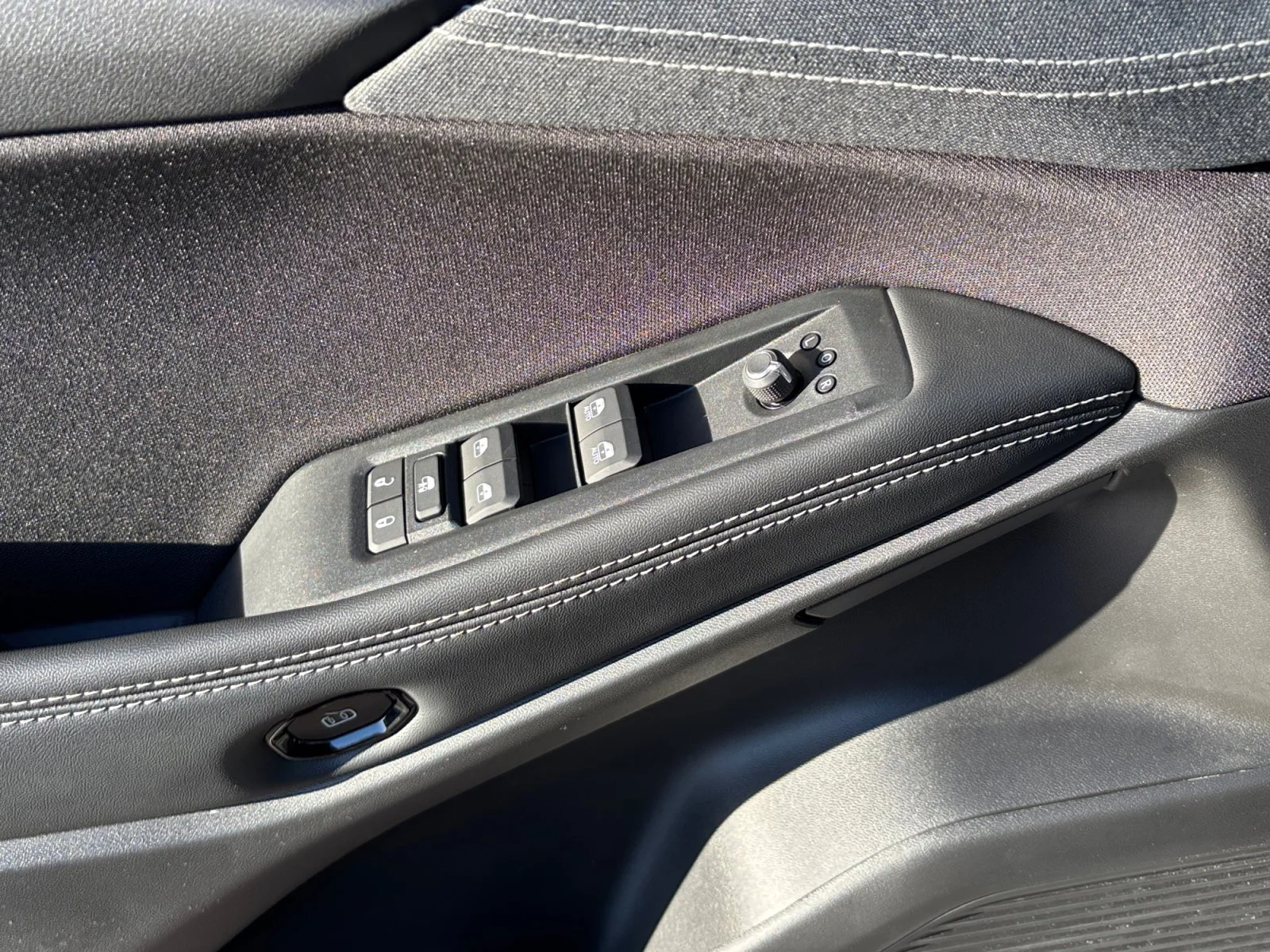 New 2026 STING GREY Jeep Laredo image 11