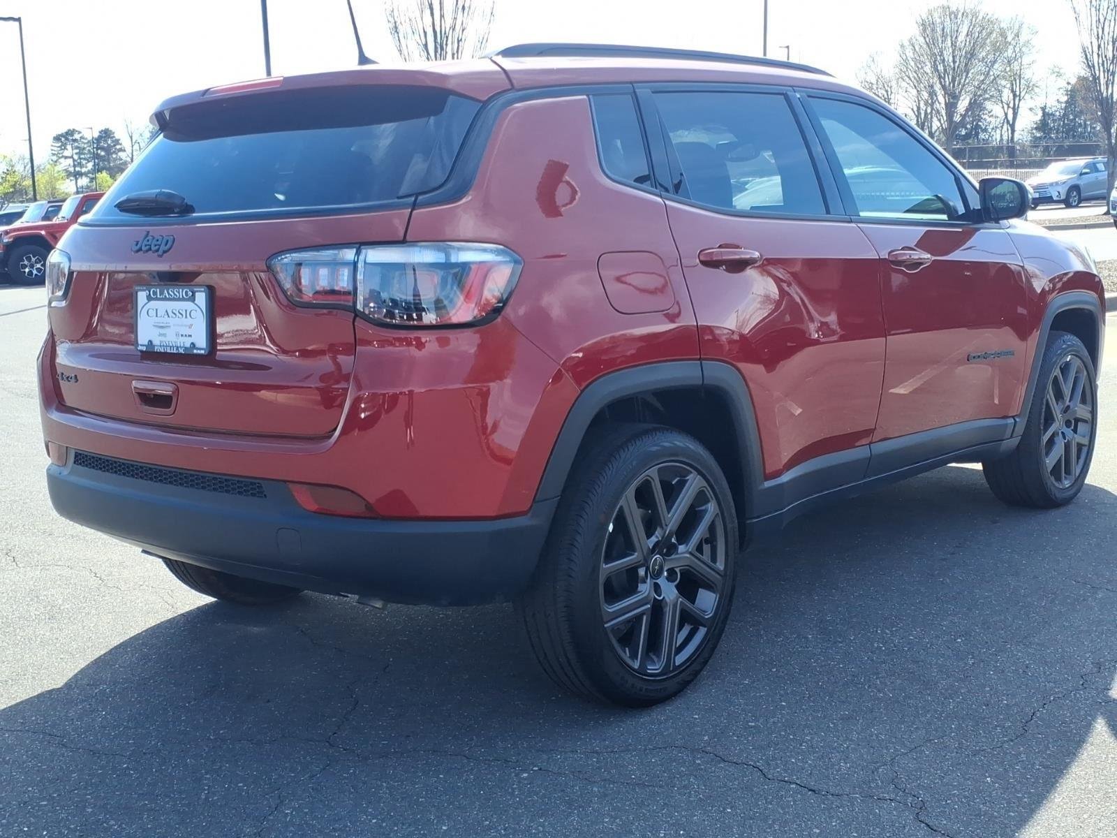 New 2026 Red Hot Pearl-Coat Exterior Paint Jeep Latitude Altitude image 2
