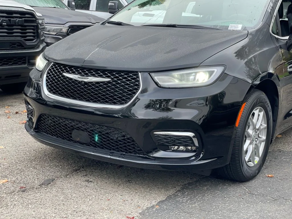 New 2026 Diamond Black Crystal Pearl-Coat Exterior Paint Chrysler Select image 9