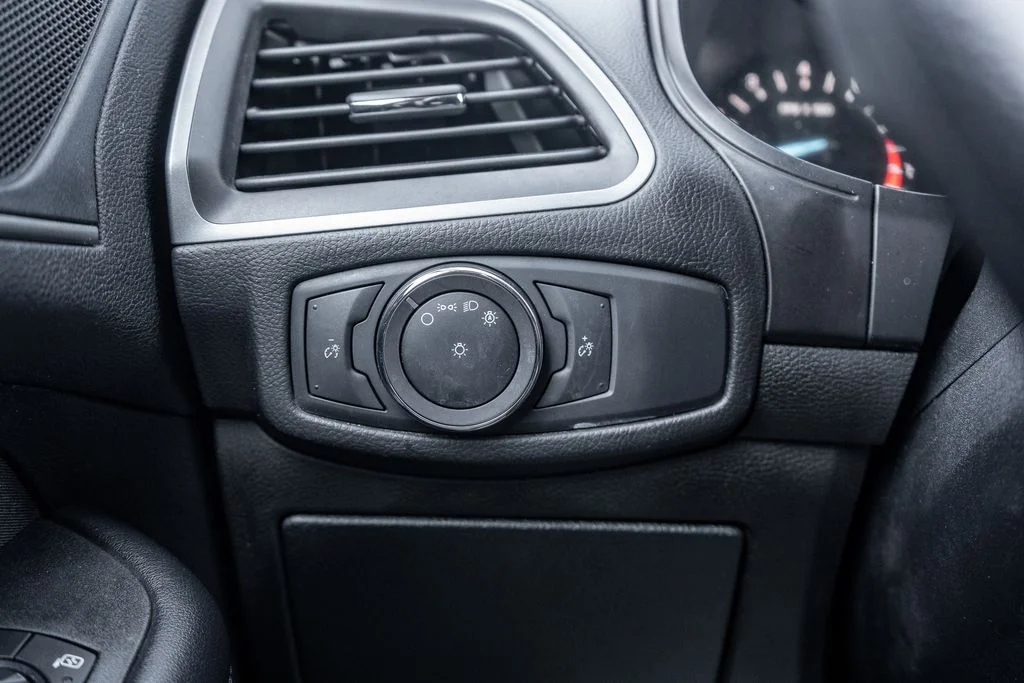 Used 2018 Silver Ford SE image 19