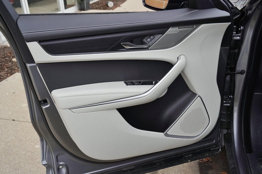 2025 JAGUAR F-PACE - Image 9