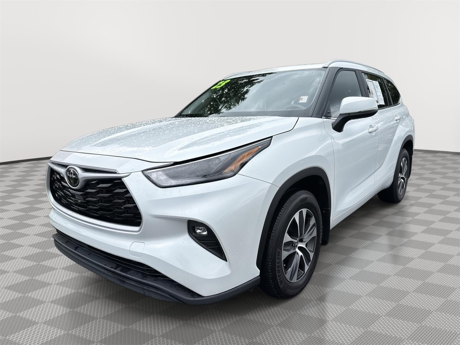 Used 2023 Wind Chill Pearl Toyota XLE image 10