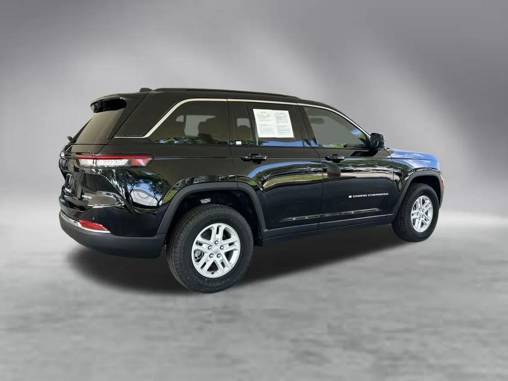 Used 2025 Black Jeep Laredo image 3