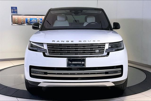 Used 2023 White Land Rover SE image 2