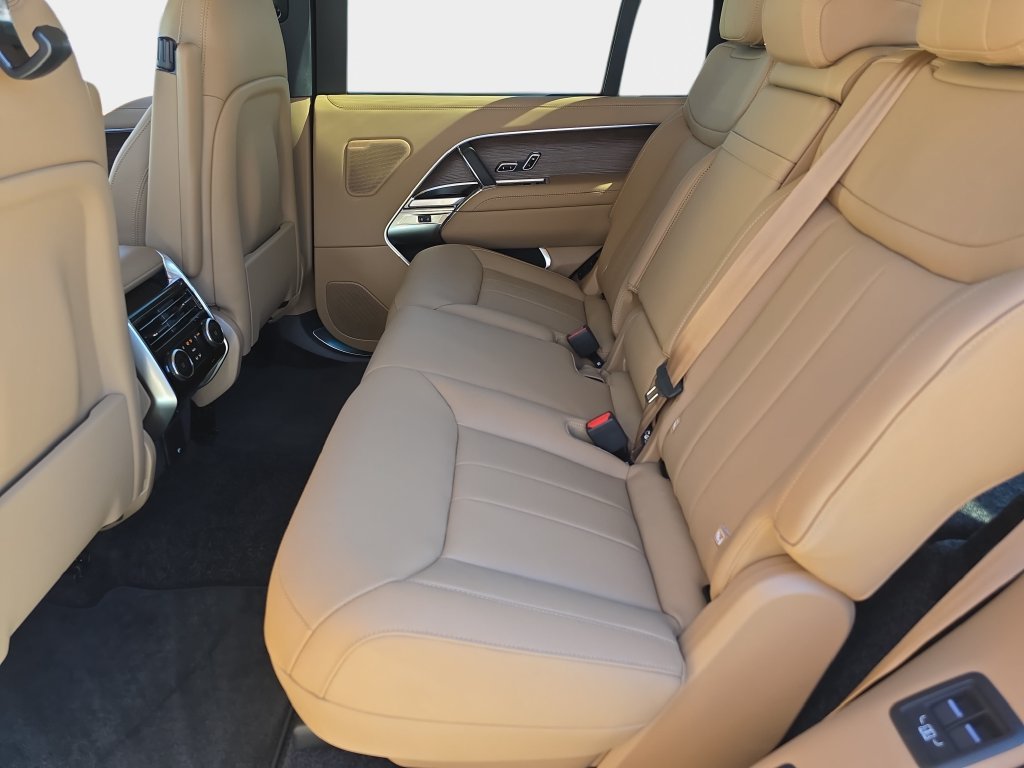 New 2027 Belgravia Green Land Rover SE LWB image 16