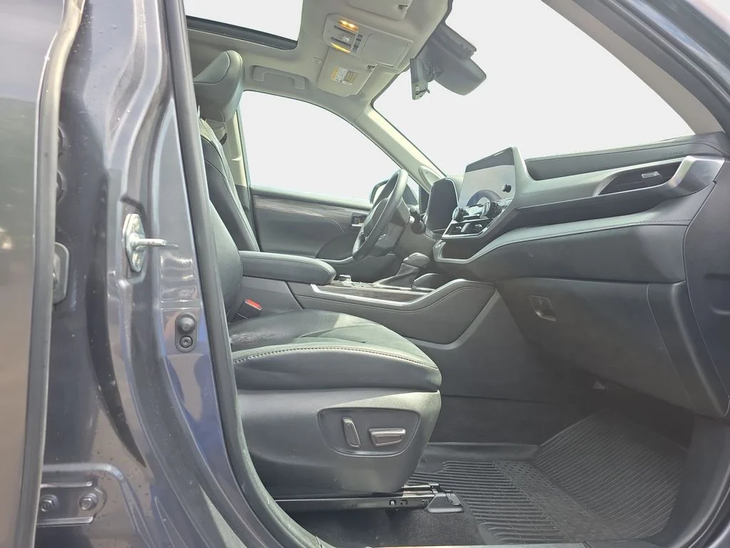 Used 2023 Magnetic Gray Metallic Toyota Platinum image 19