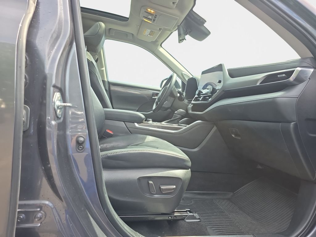 Used 2023 Magnetic Gray Metallic Toyota Platinum image 19