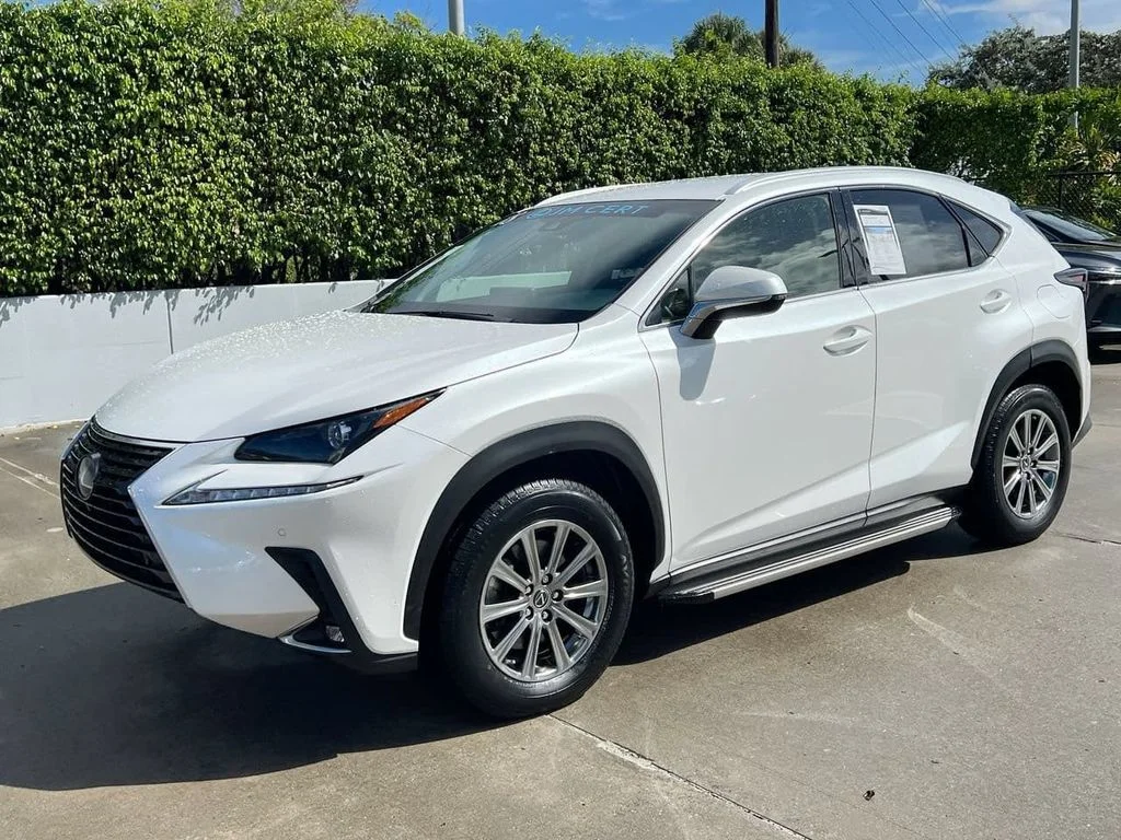 Used 2018 Eminent White Pearl Lexus 300h image 3