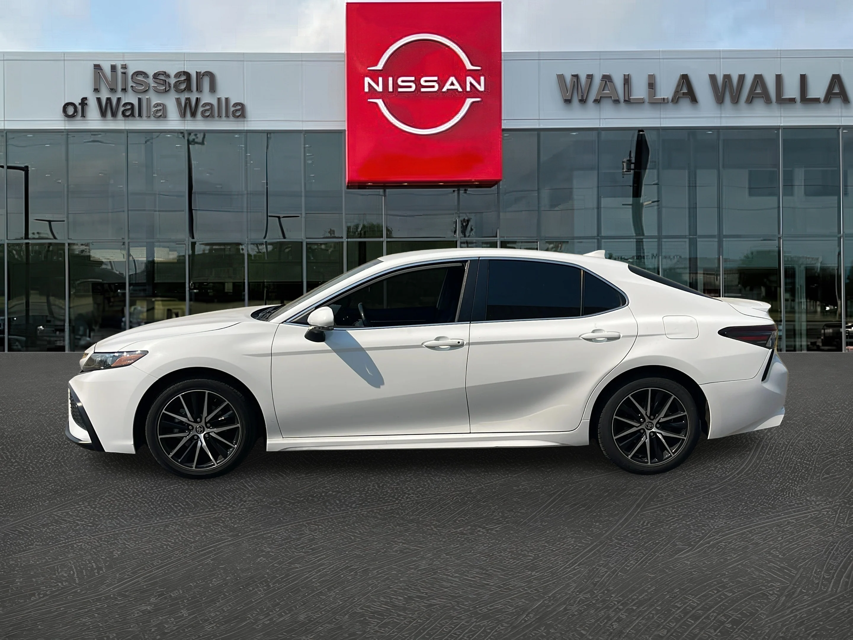 2024 Toyota Camry SE - Photo 4
