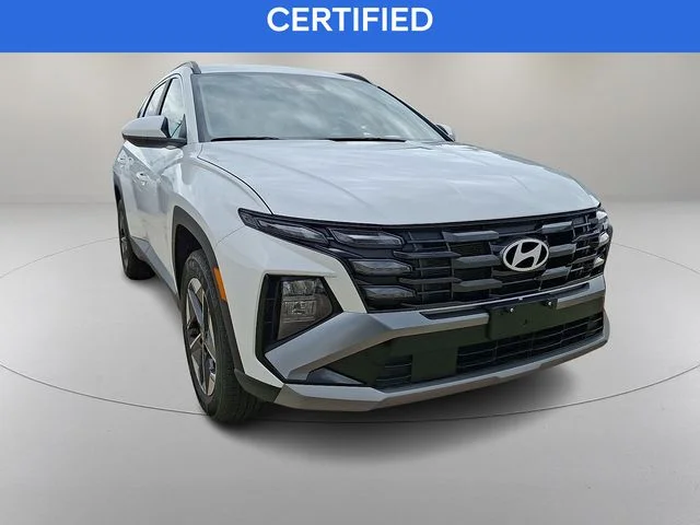Used 2025 White Hyundai SEL image 2