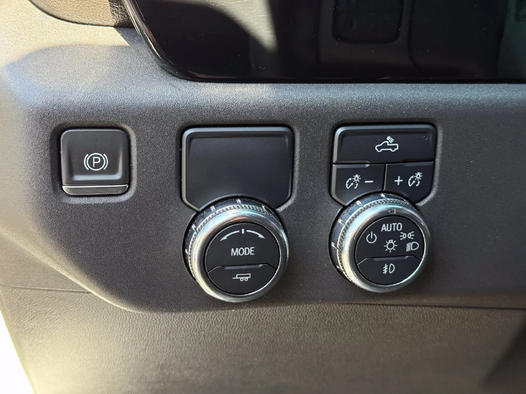 Used 2023 SUMMIT WHITE GMC Elevation image 25