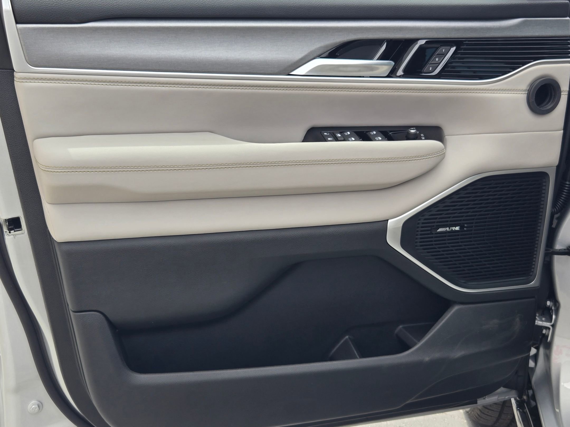 New 2026 Silver-Zynith Exterior Paint Jeep  image 19