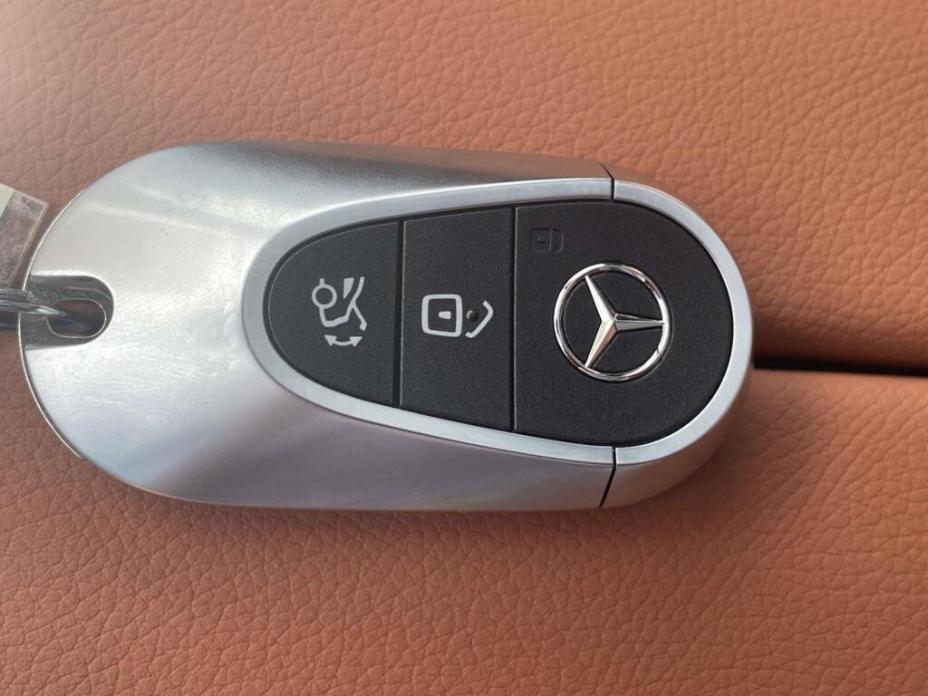 New 2027 Graphite Grey Metallic Mercedes-Benz GLC 300 image 4