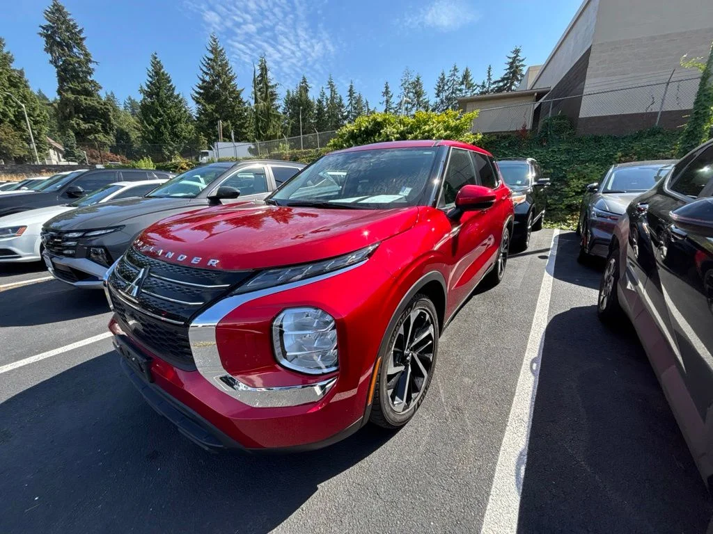 Used 2022 Red Mitsubishi ES image 1