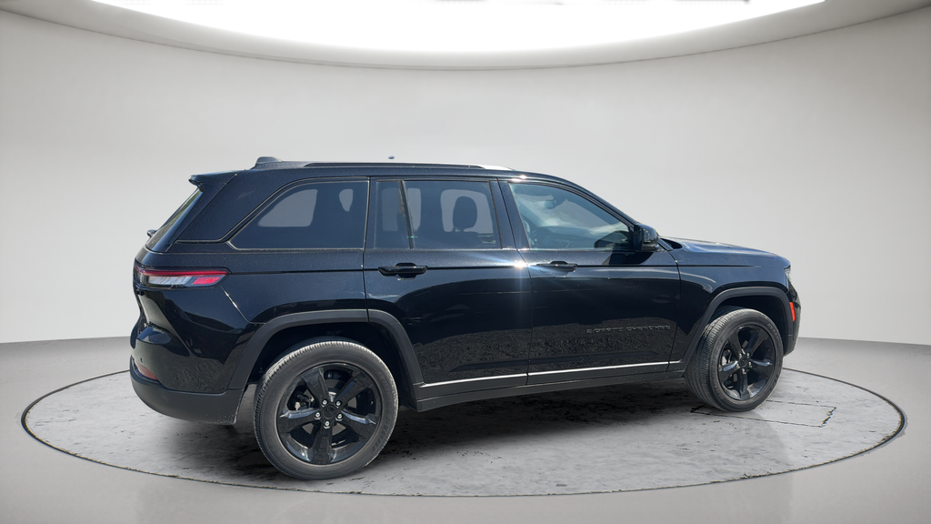 Used 2023 Black Jeep Altitude X image 3