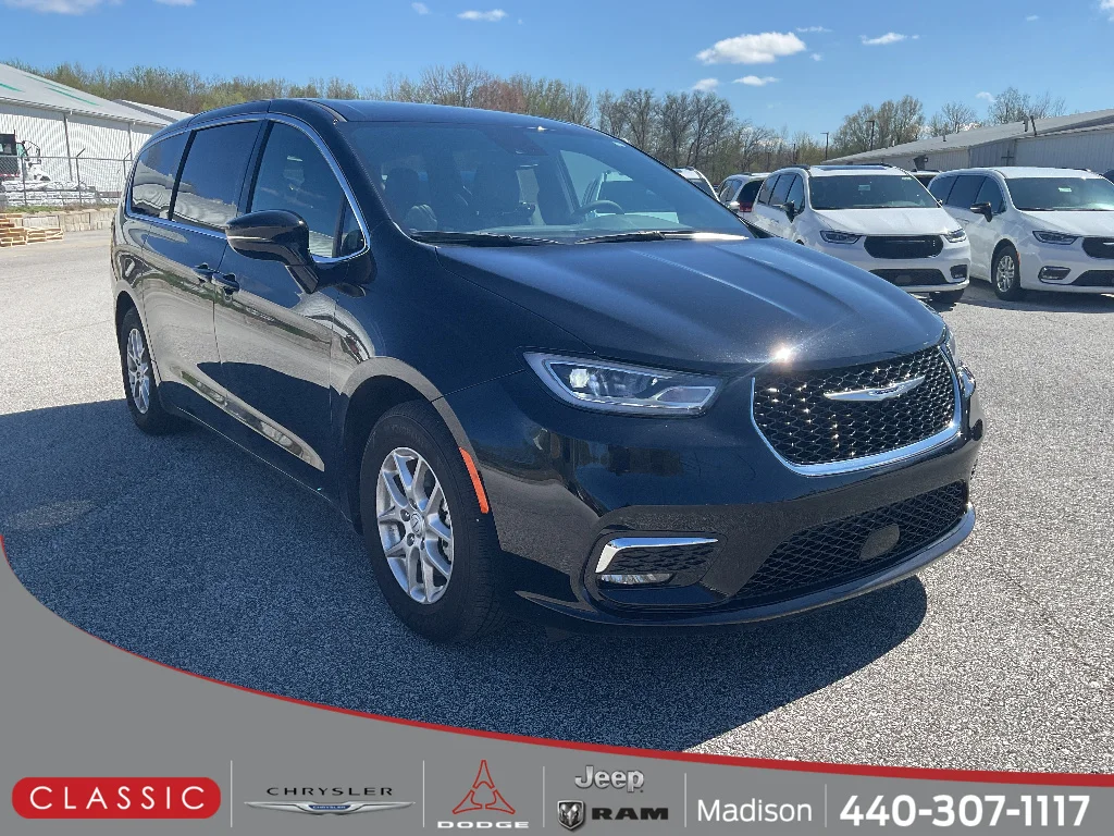 2025 Chrysler Pacifica Select's photo