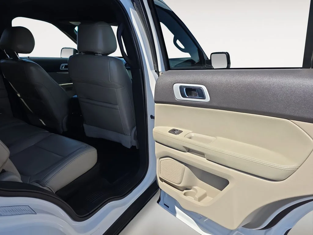 Used 2015 White Platinum Metallic Tri-Coat Ford XLT image 11