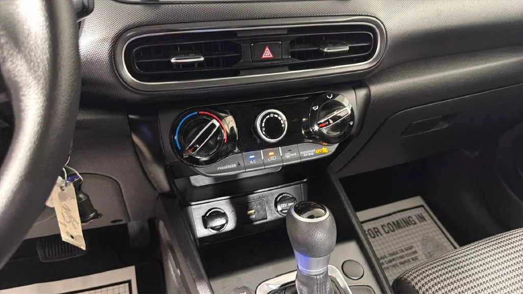Used 2022 Silver Hyundai SE image 23
