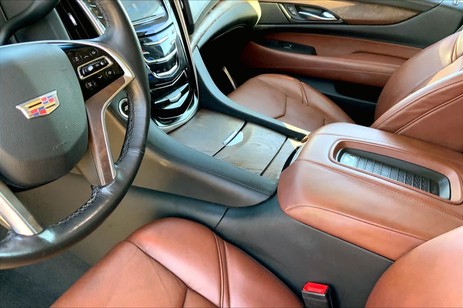 Used 2019 Crystal White Tricoat Cadillac Premium Luxury image 17