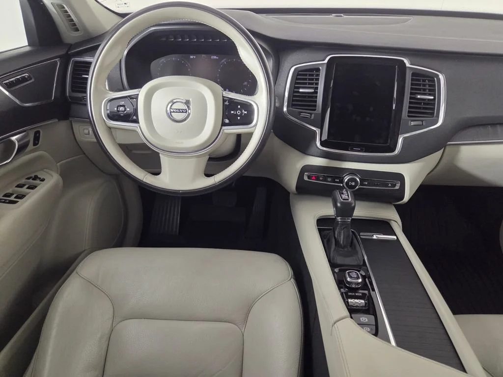 Used 2020 Crystal White Volvo Momentum image 28