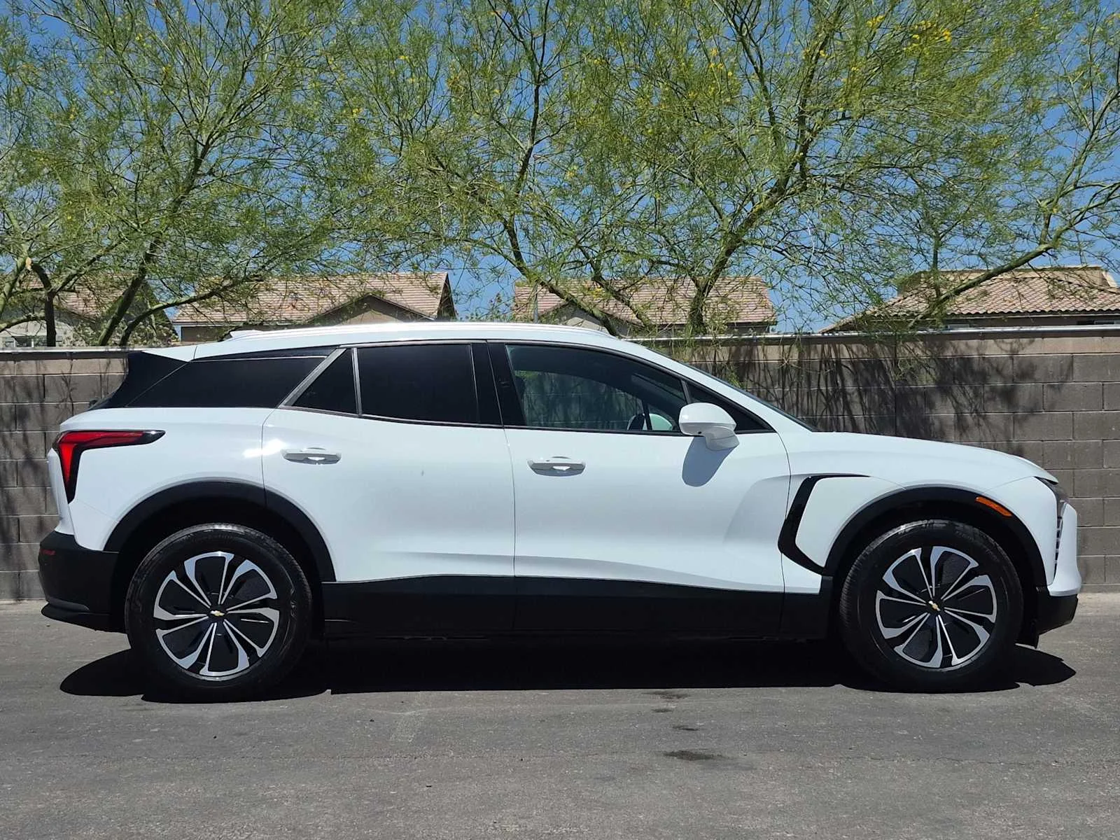 Used 2024 Summit White Chevrolet eAWD LT image 10