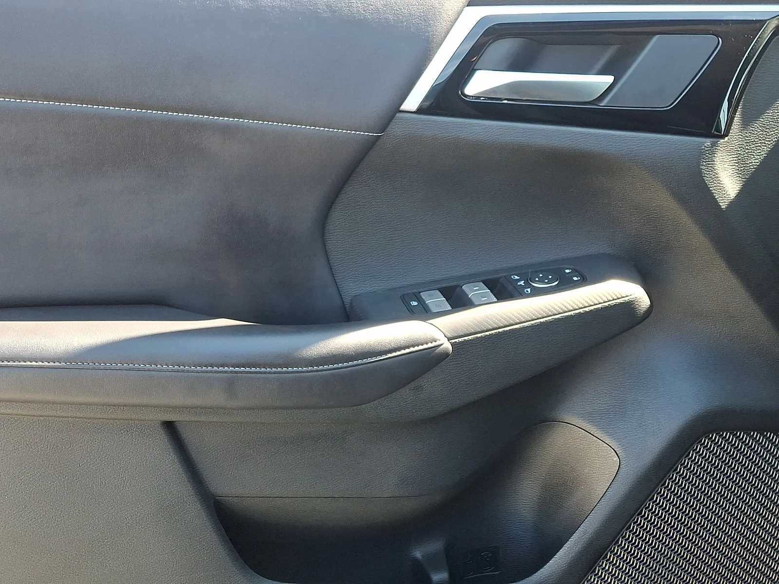 Certified Used 2023 Blue Mitsubishi SE image 12