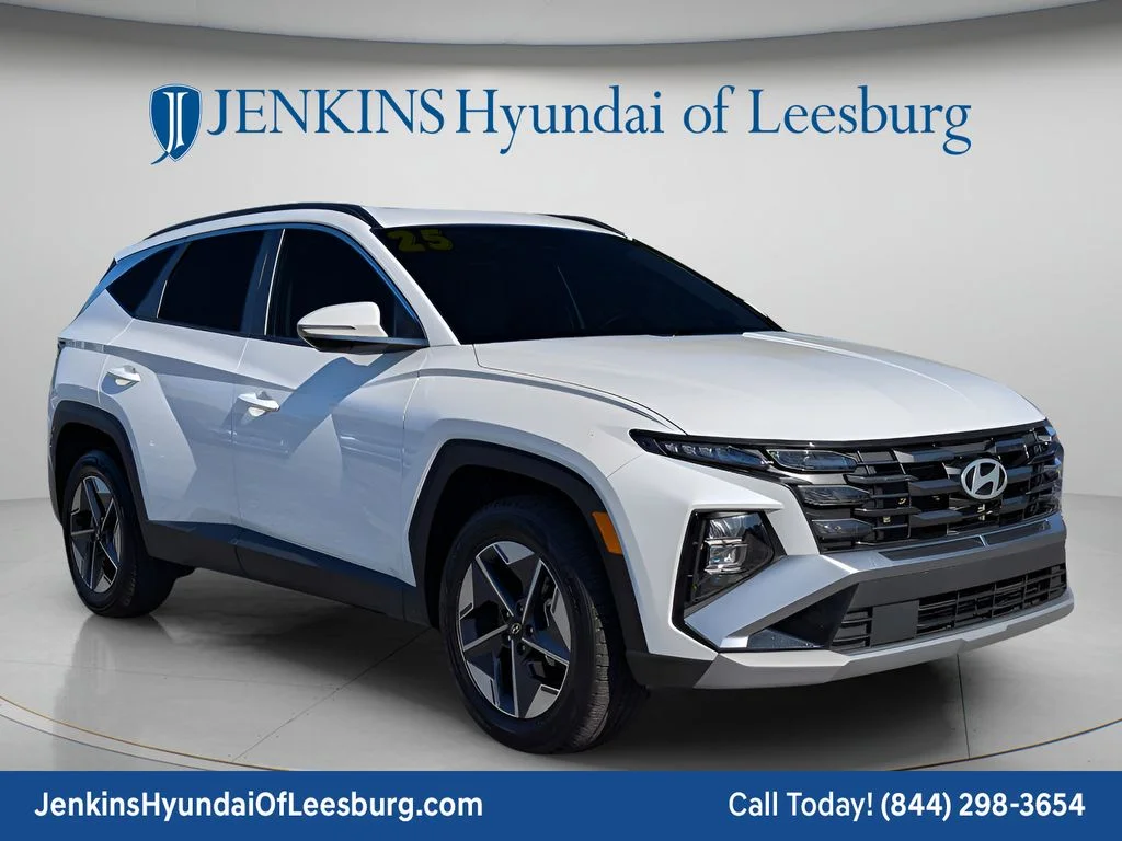 Used 2025 White Hyundai SEL Convenience image 1