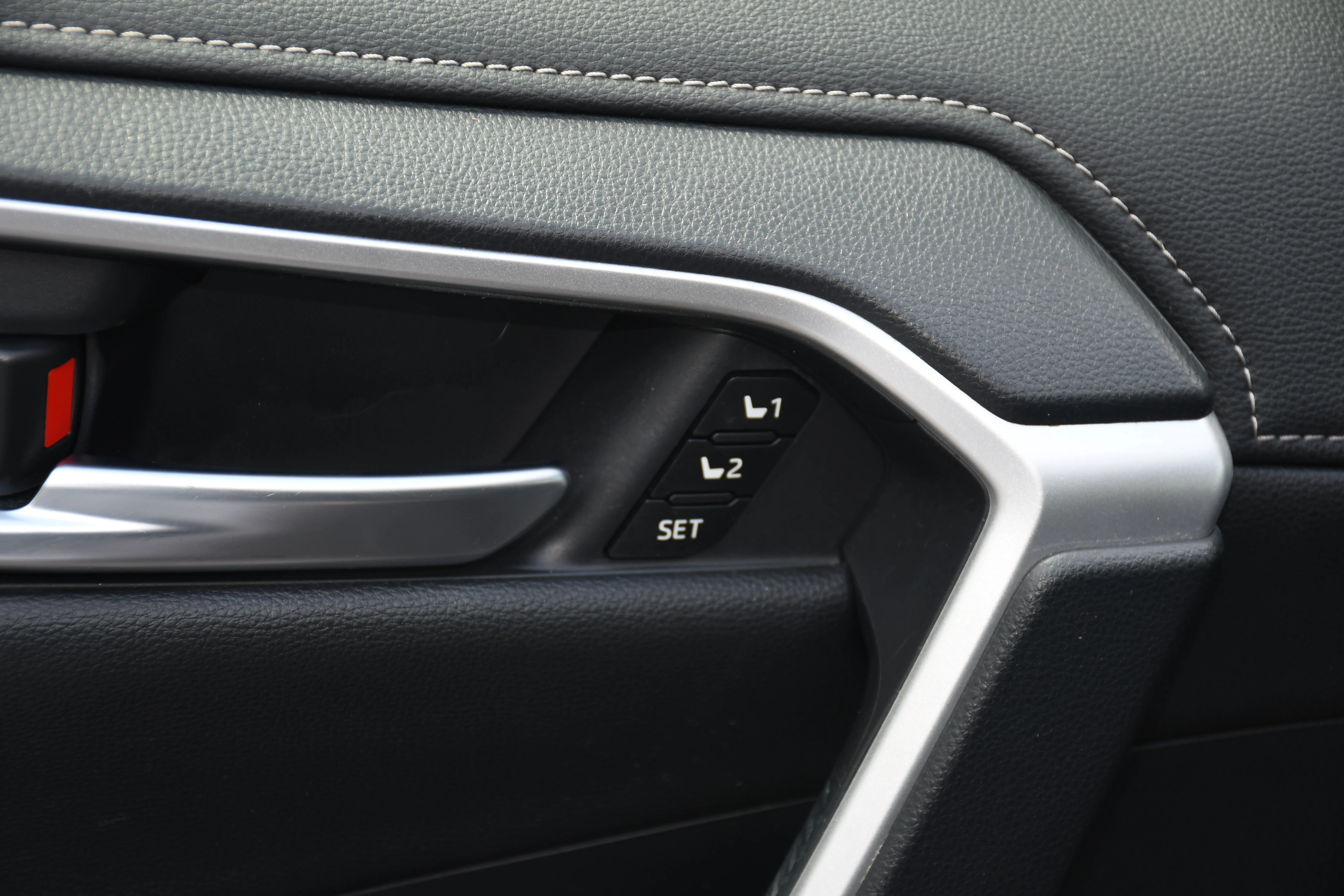Used 2019  Toyota Limited image 12