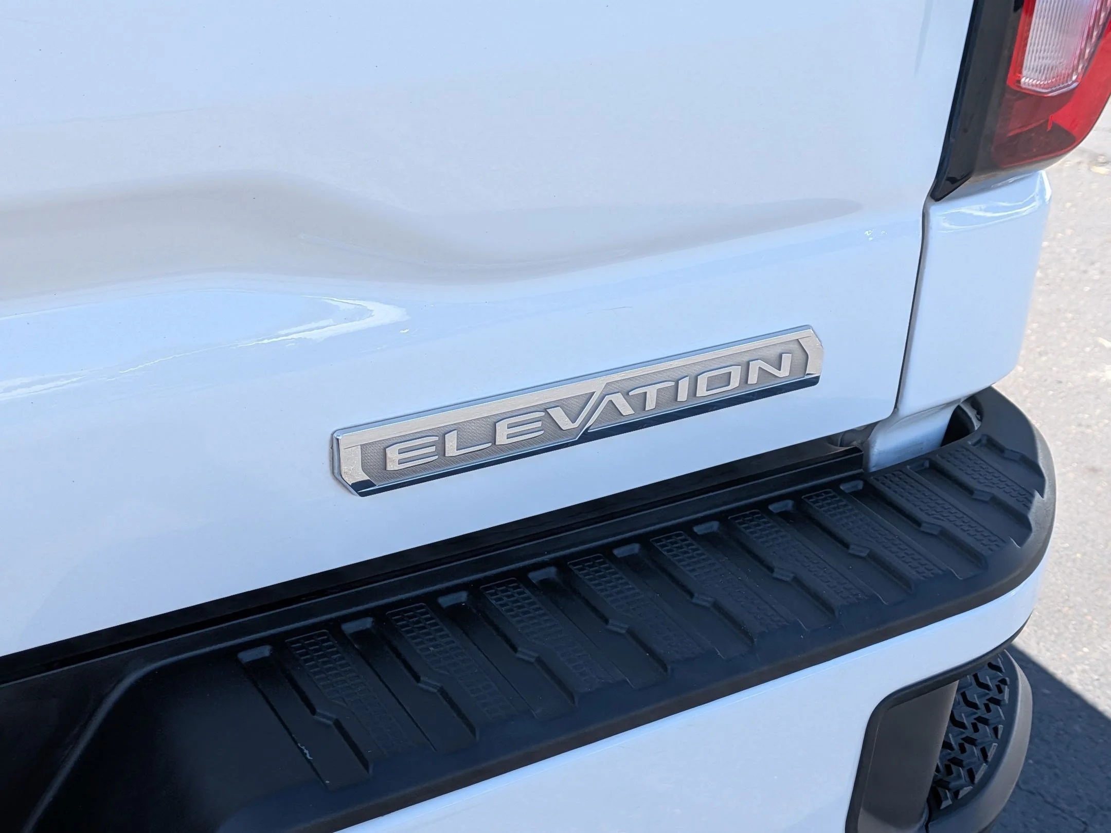Used 2023 Summit White GMC Elevation image 27