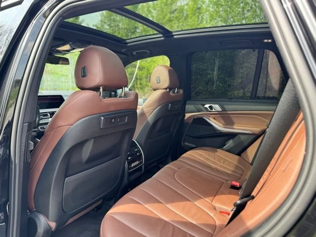 Used 2019 Black Sapphire Metallic BMW xDrive40i image 13